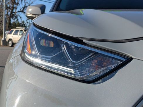 Used 2023 Toyota Highlander Bronze Edition image 11