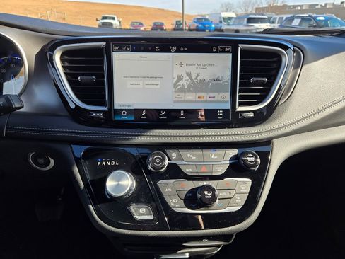 New 2026 Chrysler Pacifica Select AWD/4WD image 18