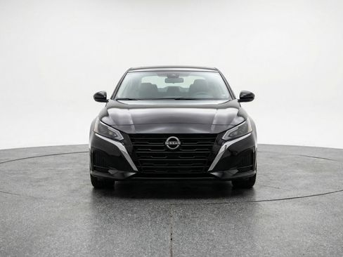 Used 2025 Nissan Altima 2.5 SV FWD image 2