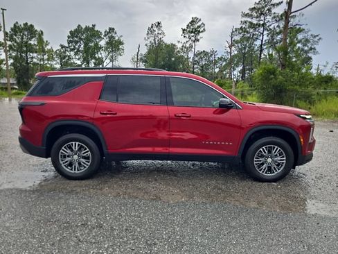 Used 2025 Chevrolet Traverse LT w/ LPO, Floor Liner Package FWD image 2