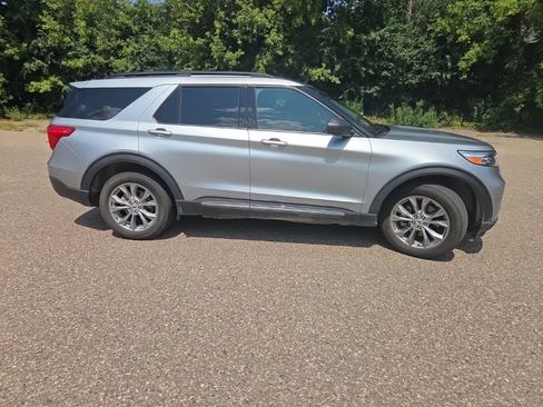Used 2023 Ford Explorer XLT w/ Equipment Group 202A AWD/4WD image 19