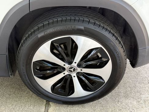 Used 2025 Mercedes-Benz GLB 250 4MATIC image 33