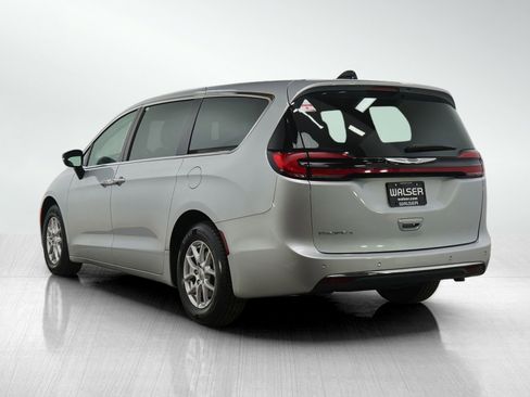 Used 2024 Chrysler Pacifica Touring-L image 3