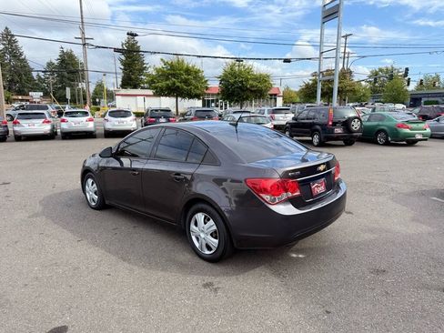Used 2014 Chevrolet Cruze LS FWD image 9