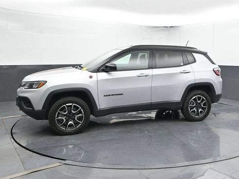 Used 2025 Jeep Compass Trailhawk AWD/4WD image 8
