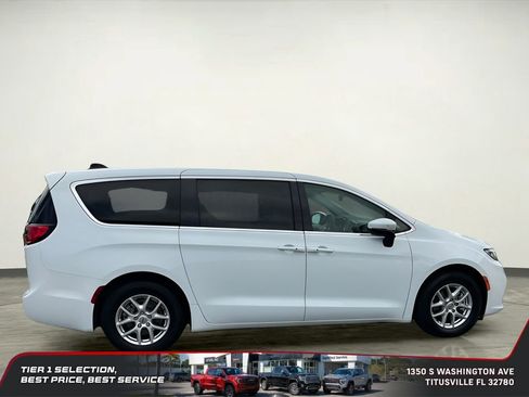 Used 2023 Chrysler Pacifica Touring-L FWD image 9
