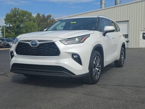 Used 2022 Toyota Highlander XLE AWD/4WD image 3