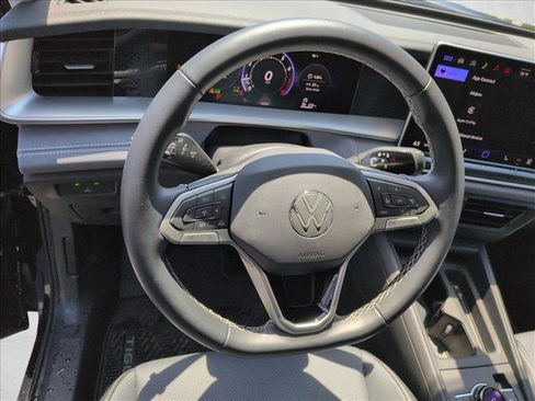 Certified 2026 Volkswagen Tiguan SE w/ Panoramic Sunroof Package FWD image 11