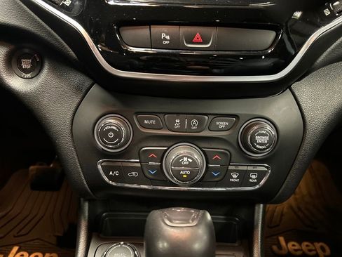 Used 2020 Jeep Cherokee Limited image 18