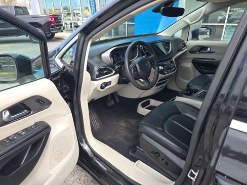 Used 2022 Chrysler Pacifica Touring-L image 10