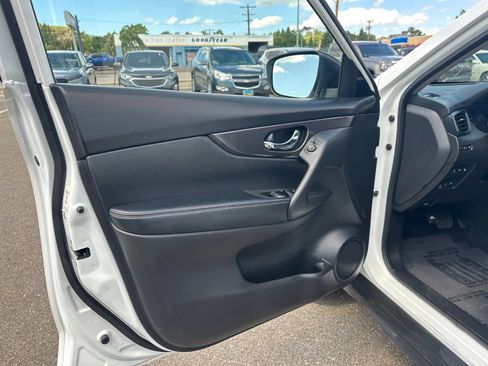 Used 2019 Nissan Rogue SV AWD/4WD image 16