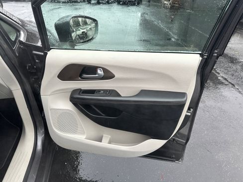 Used 2018 Chrysler Pacifica Touring-L image 22