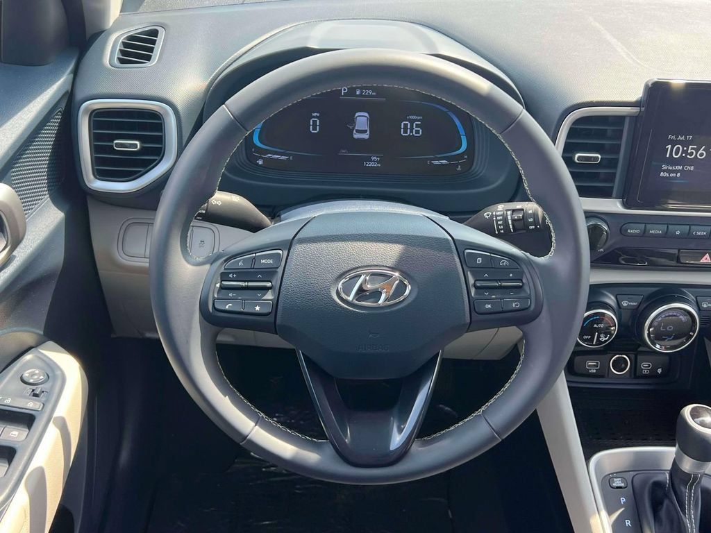 Used 2023 Hyundai Venue Limited FWD image 15