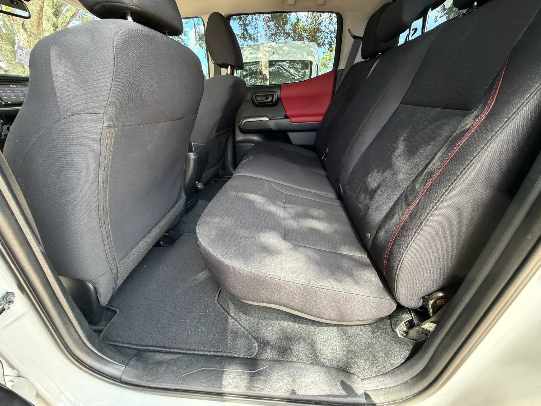 Used 2018 Toyota Tacoma SR5 AWD/4WD image 17