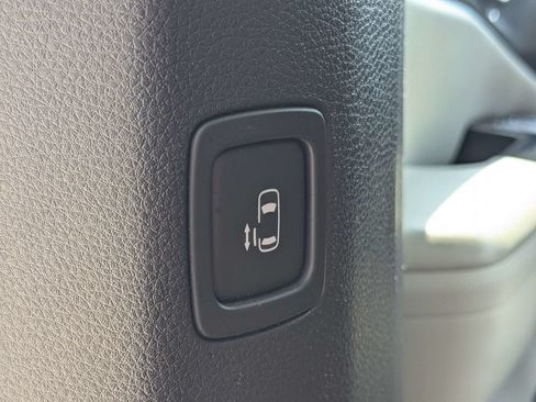 Used 2024 Kia Carnival LX FWD image 19