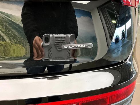 Used 2023 Audi Q5 2.0T Premium w/ Convenience Package image 10