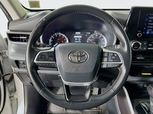 Used 2023 Toyota Highlander XLE image 12