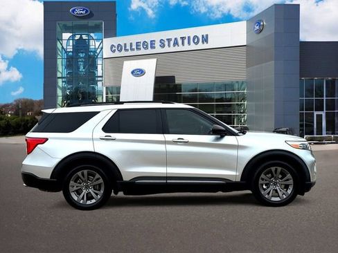 Used 2021 Ford Explorer XLT w/ Equipment Group 202A image 5