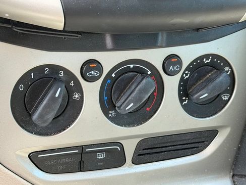 Used 2014 Ford Focus SE FWD image 19
