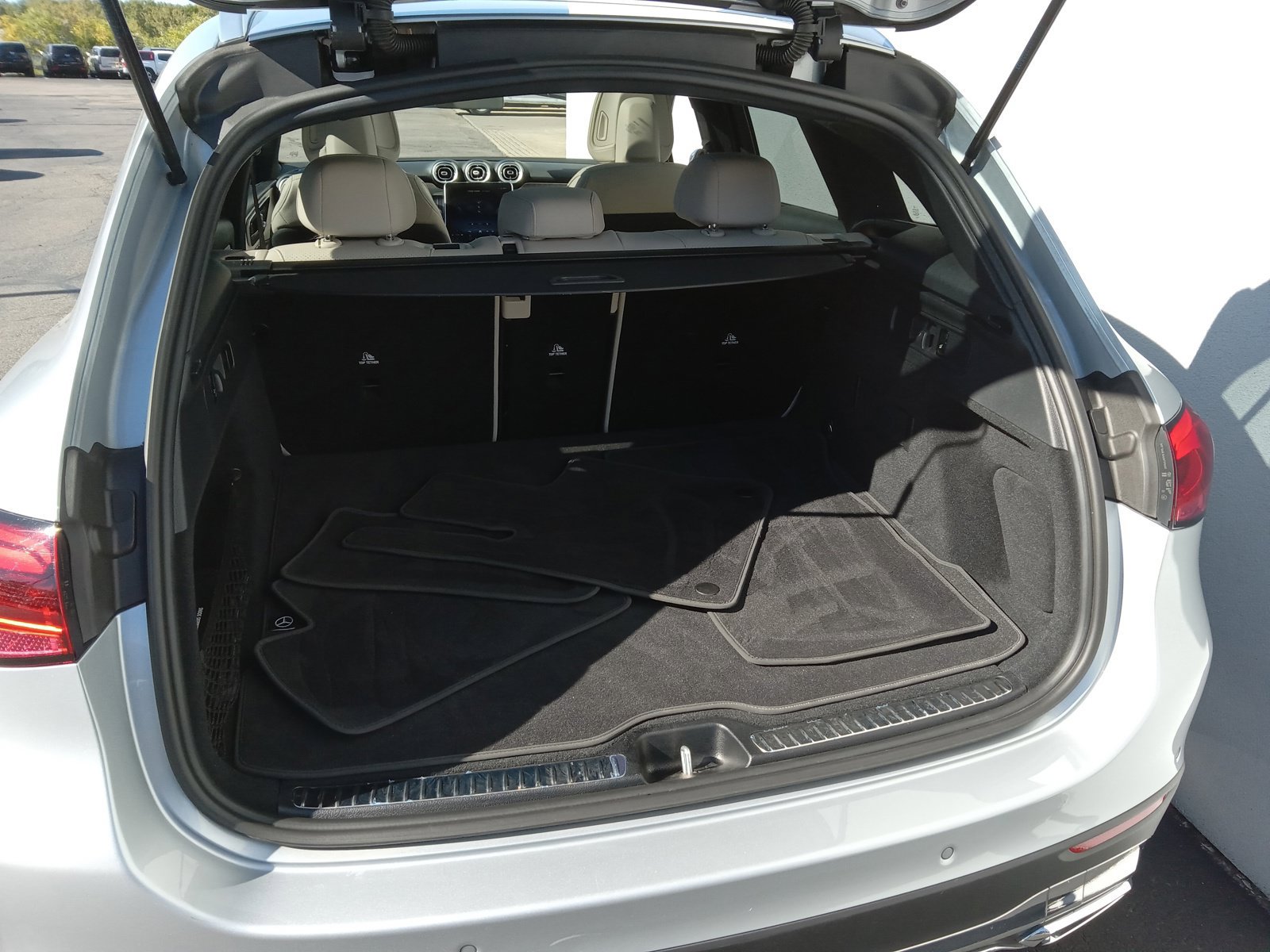 Used 2025 Mercedes-Benz GLC 300 4MATIC image 24