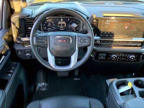 Used 2025 GMC Sierra 1500 SLT image 5