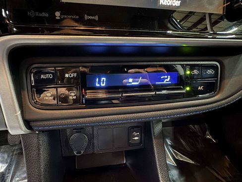 Used 2018 Toyota Corolla SE FWD image 27
