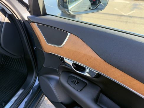 Certified 2022 Volvo XC90 T6 Momentum w/ Climate Package image 23