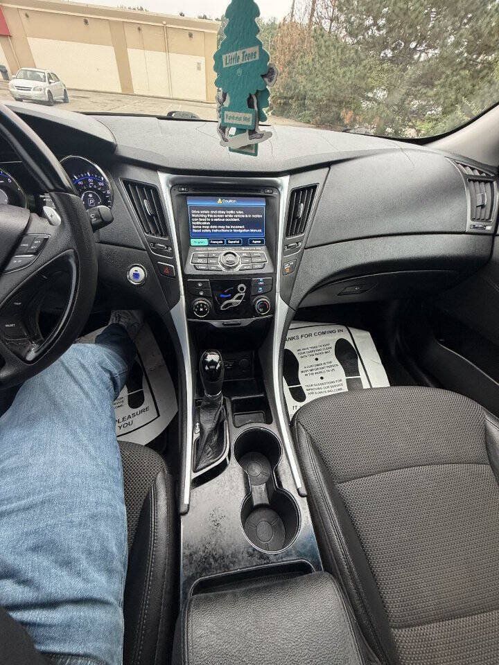 Used 2012 Hyundai Sonata SE w/ Navigation & Sunroof Pkg FWD image 16