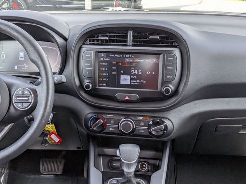 Used 2023 Kia Soul LX w/ LX Technology Package FWD image 16
