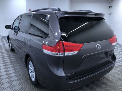 Used 2012 Toyota Sienna LE w/ Towing Pkg image 4