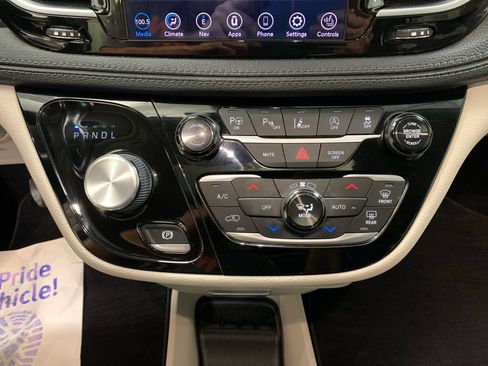 Used 2020 Chrysler Pacifica Limited w/ Tire & Wheel Group FWD image 31