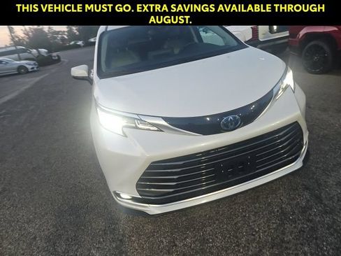 Used 2023 Toyota Sienna Limited AWD/4WD image 3