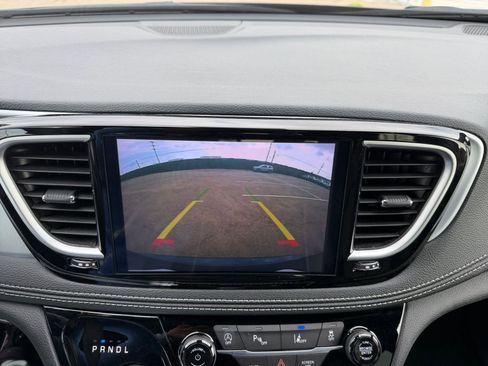 Used 2025 Chrysler Pacifica Limited image 27