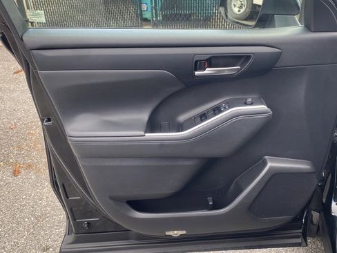 Used 2021 Toyota Highlander XLE image 12