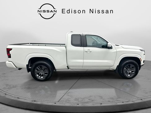 Used 2025 Nissan Frontier SV image 4