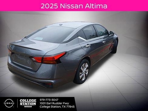 Used 2025 Nissan Altima 2.5 S image 2