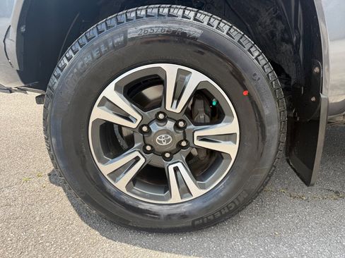 Used 2017 Toyota Tacoma TRD Sport w/ Tow Package (A/T) AWD/4WD image 9