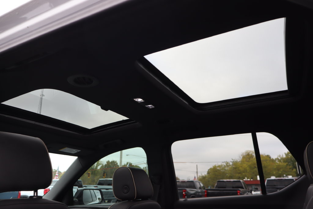 Used 2022 Chevrolet Traverse Premier w/ Redline Edition AWD/4WD image 32