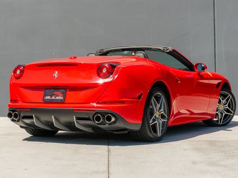 Used 2017 Ferrari California T RWD image 8