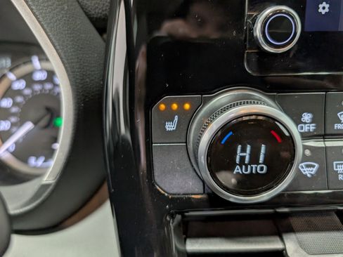 Used 2025 Toyota Highlander XLE image 25