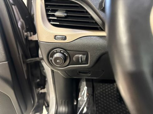 Used 2018 Jeep Cherokee Latitude w/ Cold Weather Group AWD/4WD image 14