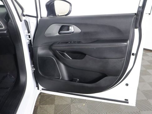 Used 2025 Chrysler Pacifica Select image 26