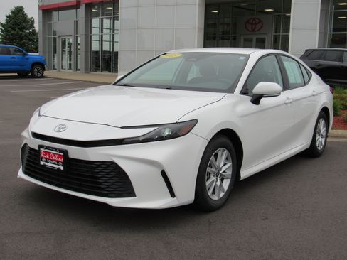 Used 2025 Toyota Camry LE FWD image 2