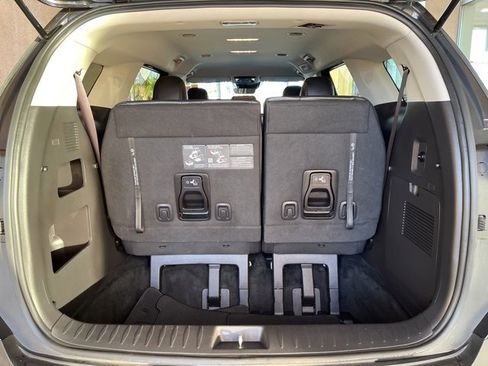 Used 2025 Kia Carnival image 24