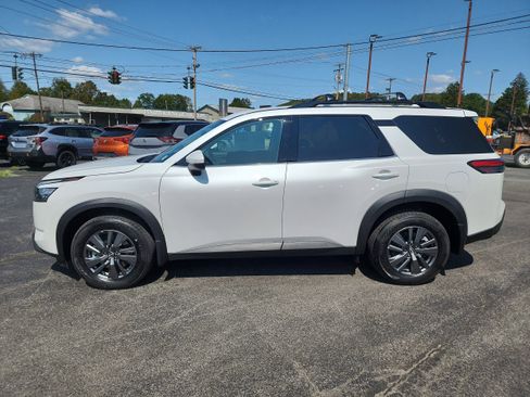 New 2025 Nissan Pathfinder SV w/ Black Appearance Package image 5