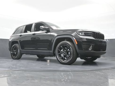 Used 2025 Jeep Grand Cherokee Altitude RWD image 64