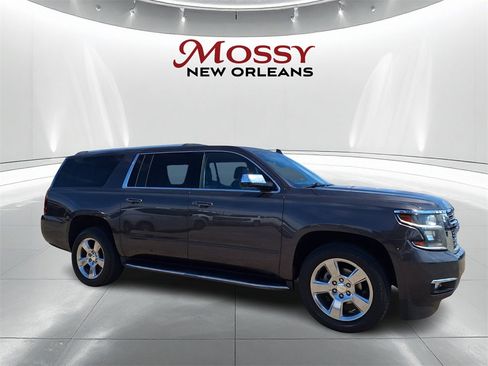 Used 2018 Chevrolet Suburban Premier image 3