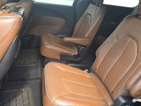 Used 2020 Chrysler Pacifica Limited w/ Tire & Wheel Group FWD image 7