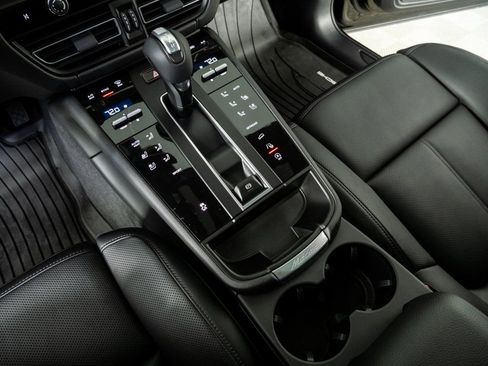 New 2026 Porsche Macan AWD/4WD image 18