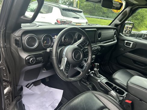 Used 2019 Jeep Wrangler Unlimited Sahara w/ Quick Order Package 24M Moab AWD/4WD image 11